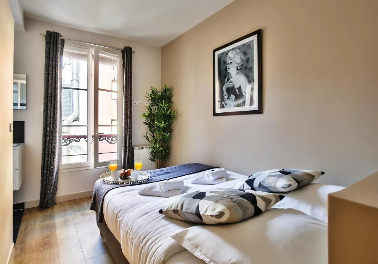 1625 - Champs Elysees - Lovely Apartment Paryż